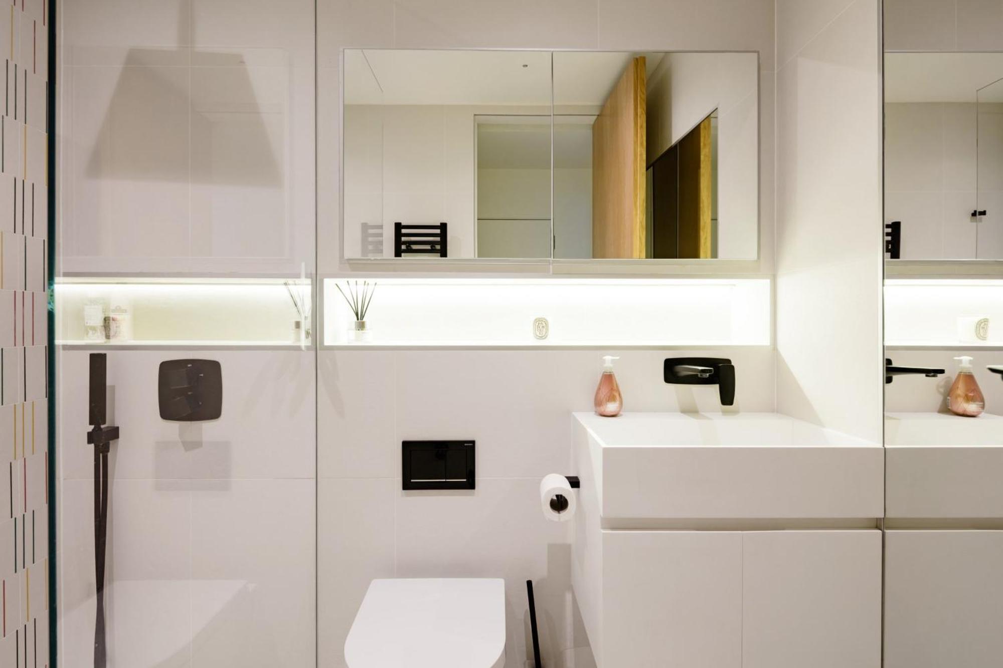 Modern Apartment & Rooms At Charing Cross 런던 외부 사진
