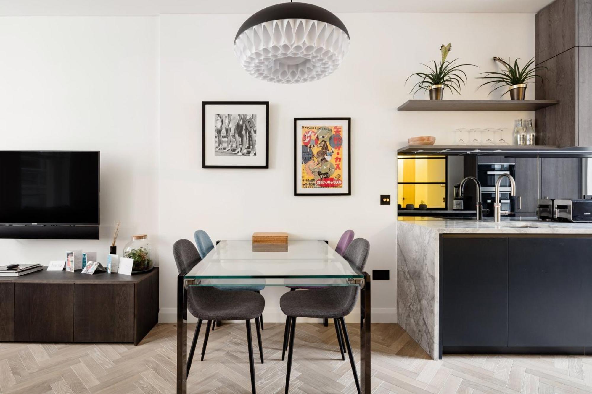 Modern Apartment & Rooms At Charing Cross 런던 외부 사진