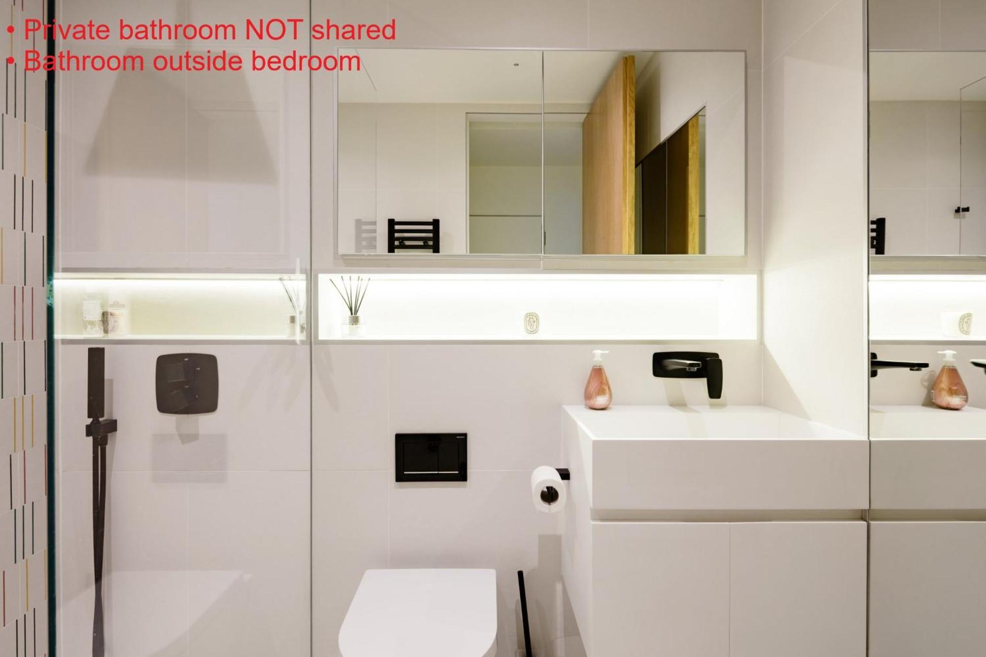 Modern Apartment & Rooms At Charing Cross 런던 외부 사진